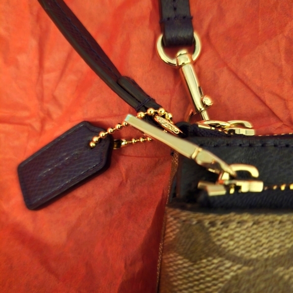 NWOT Coach Brown and Black w Gold Hardware Wristlet Adorned W Classic Coach logo - Picture 3 of 9
